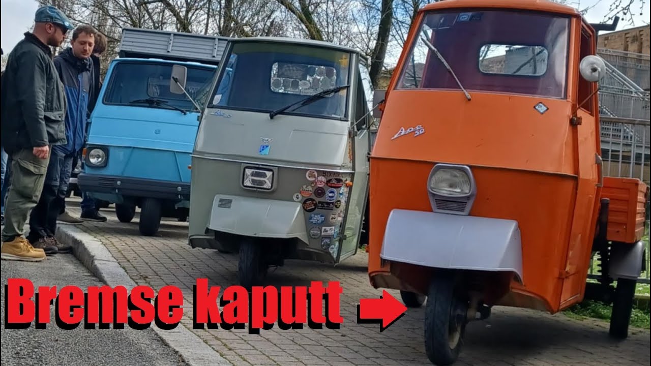 Piaggio Ape 50 auf einem Hotelparkplatz reparieren und Apetreffen in Italien - Die Apeschrauber