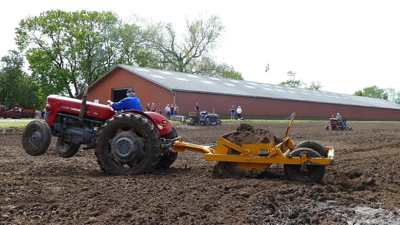 Massey Ferguson 65 Filling Up Waterhole | Ferguson Days 2016