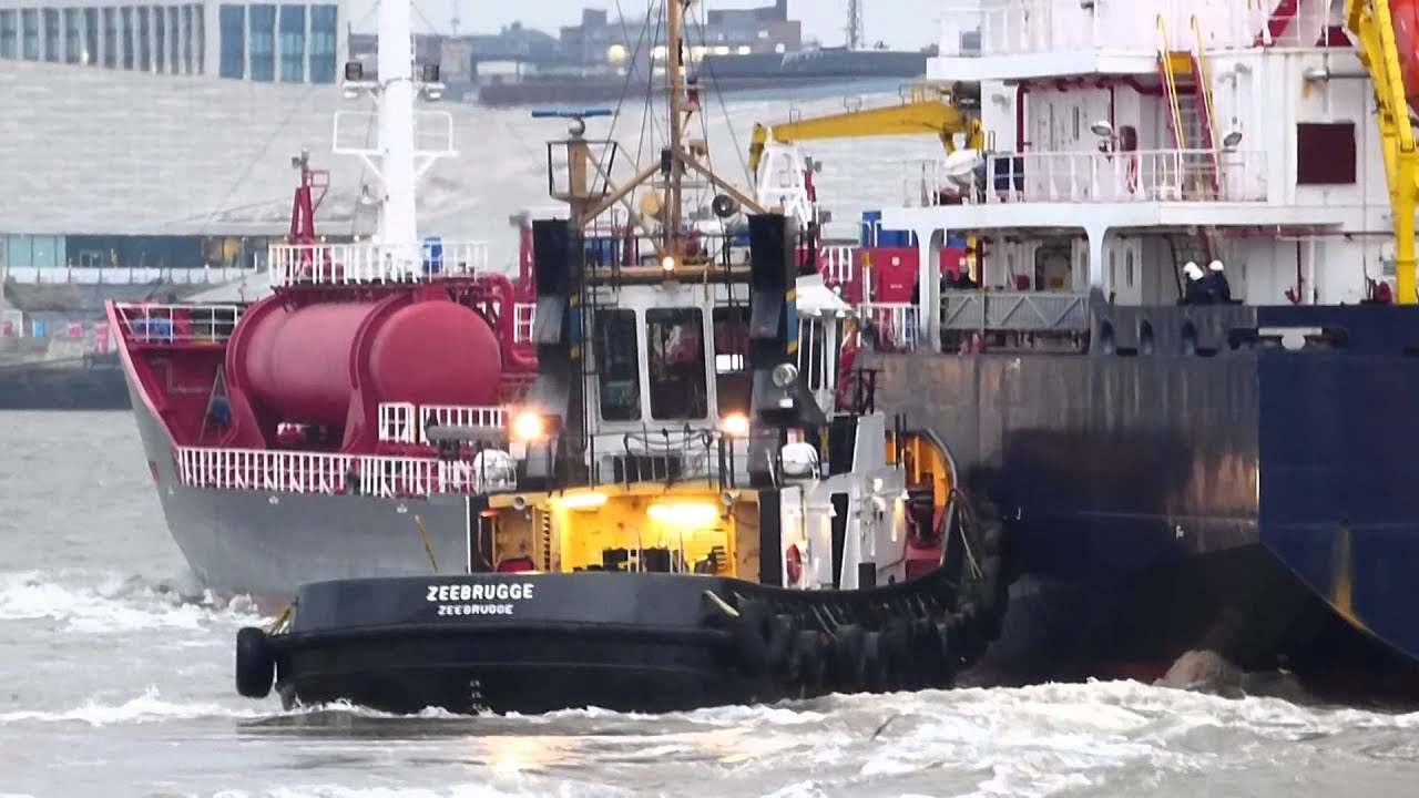 Smit tug Zeebrugge races to help tanker swing