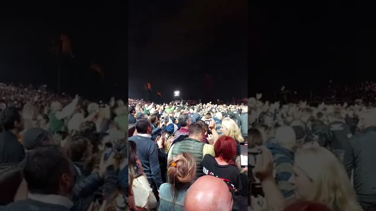 Renato Zero I migliori anni e scende tra il pubblico 070 Circo Massimo Roma 28-09-2022