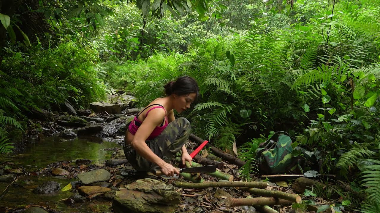 SOLO OVERNIGHT CAMPING IN THE RAIN - RELAXING IN THE SHELTER WITH THE SATISFYING SOUND OF NATURE