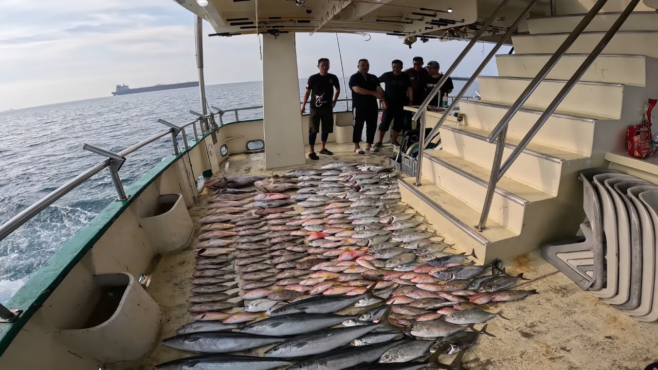 Catch Many Fish At South China Sea with Jiang Explorer. 2 Rod Broken with Monster Fish..😥😥