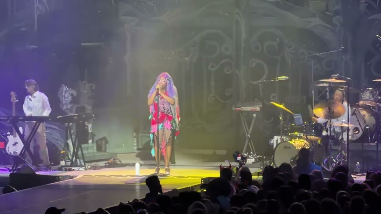 hemlocke springs: gimme all ur luv, Live from Forest Hills Stadium