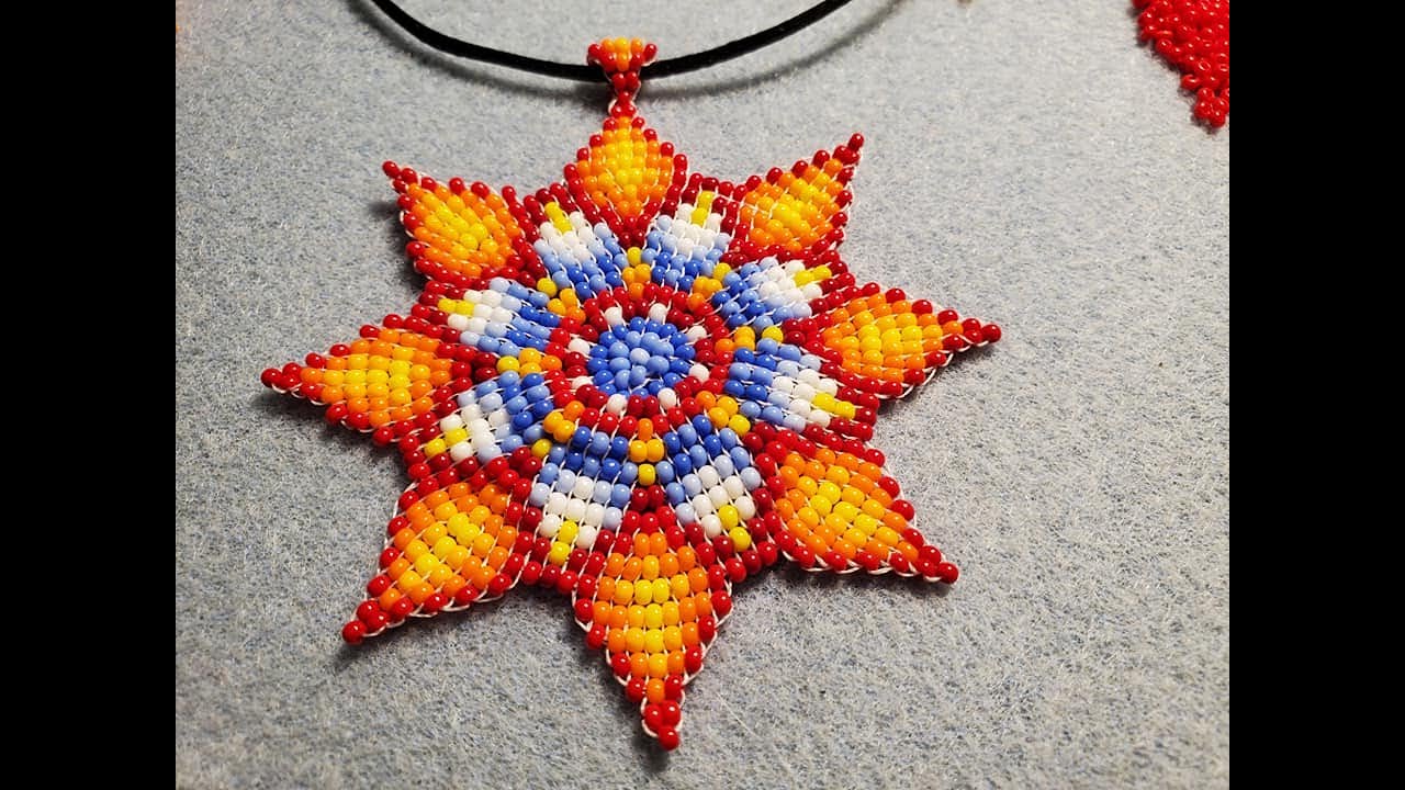 Estrella con chaquiras en puntada cuadrada circular