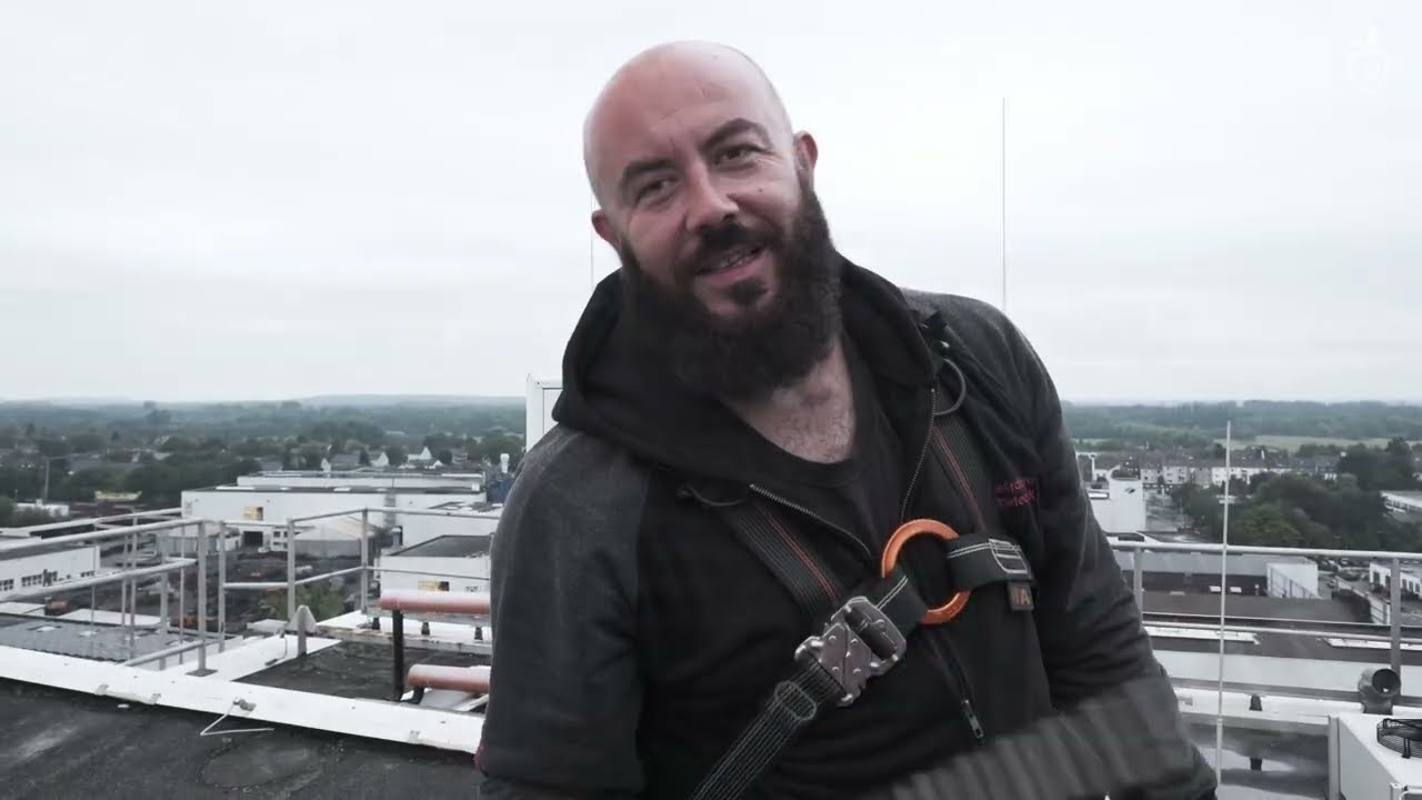 6 Tonnen Stahl, 40 Meter Höhe – so entsteht moderne Markenpräsenz