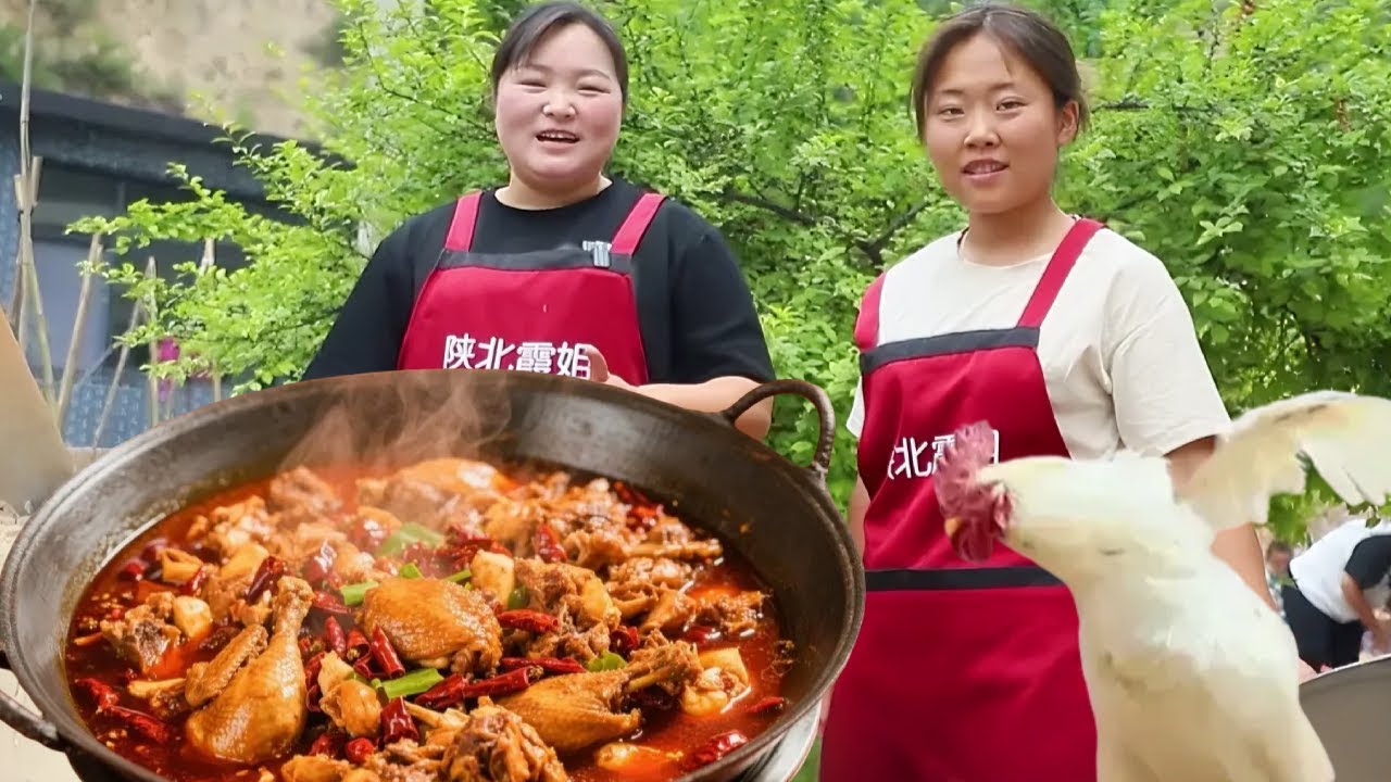 【陕北霞姐】好朋友来家里做客，霞姐做“铁锅炖土鸡”热情招待，出锅香味四溢让人流口水！