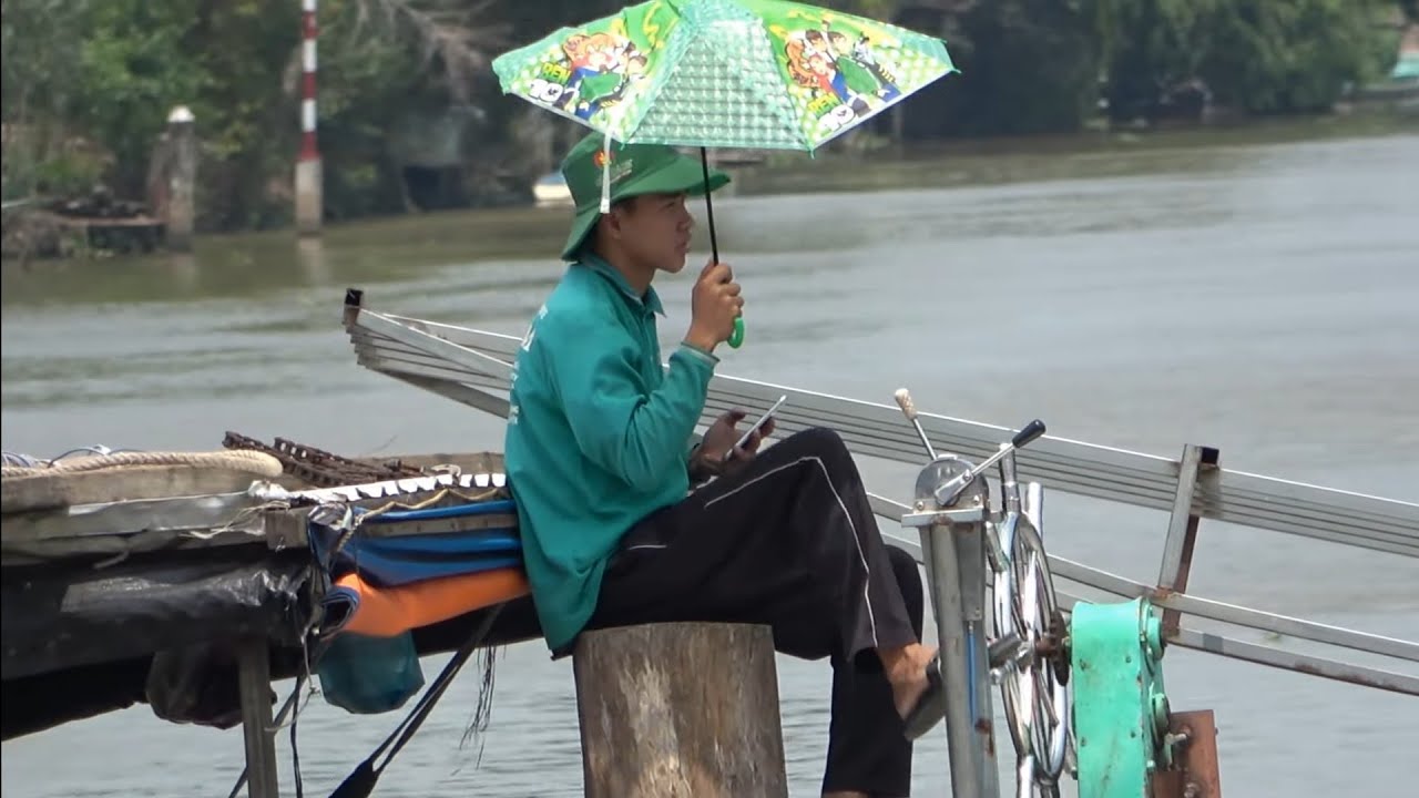 Cảnh bình yên người dân làm ăn buôn bán trên sông 