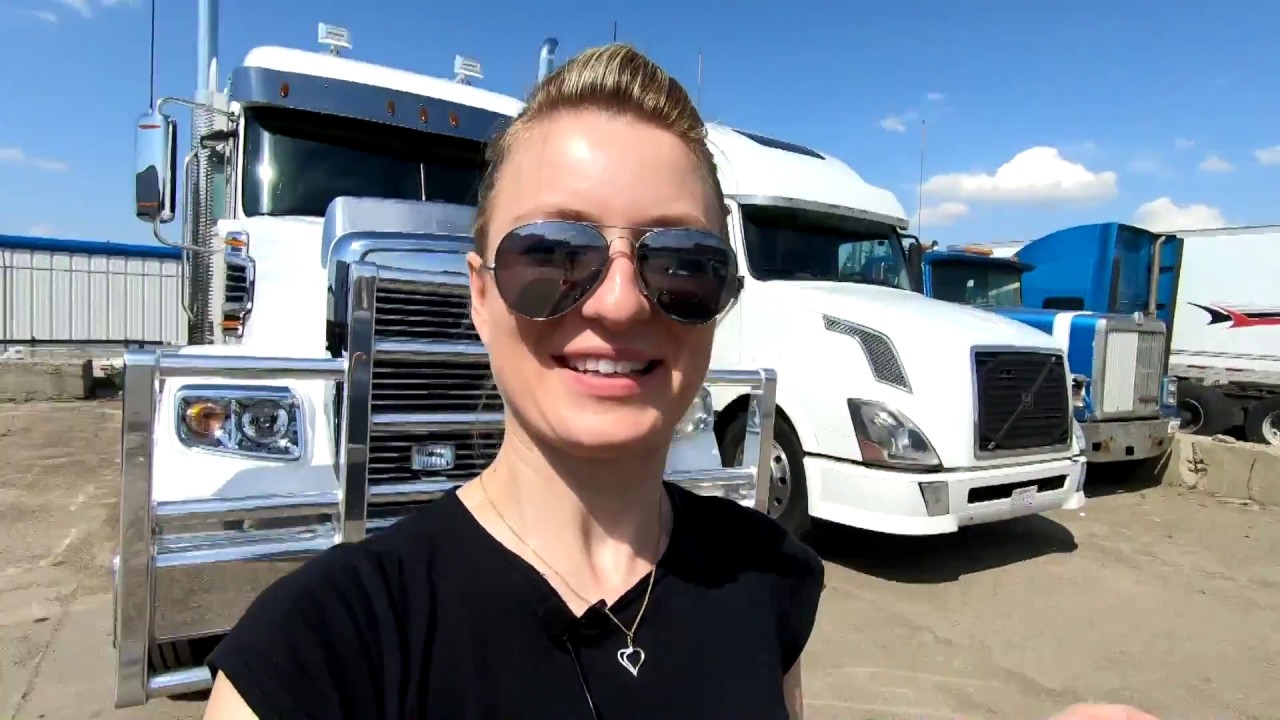 Aniołek w myjni, Angel at truck wash - Iwona Blecharczyk