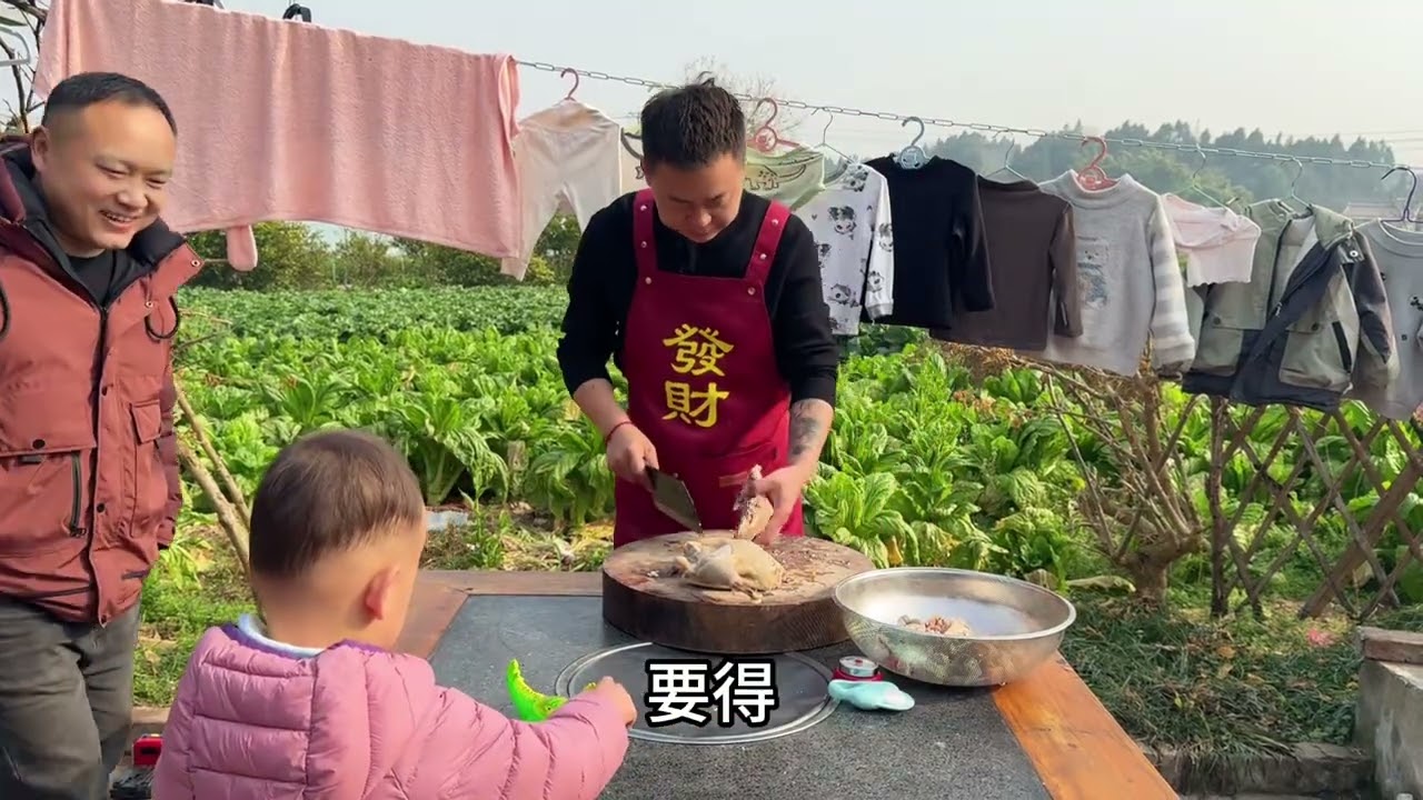 凉拌鸡大家肯定都会做，但是这样搭配你们肯定没试过，简直绝了！#乡村生活记录 #凉拌鸡肉 #乡村教育 #慢生活 #家庭温暖   #抖音