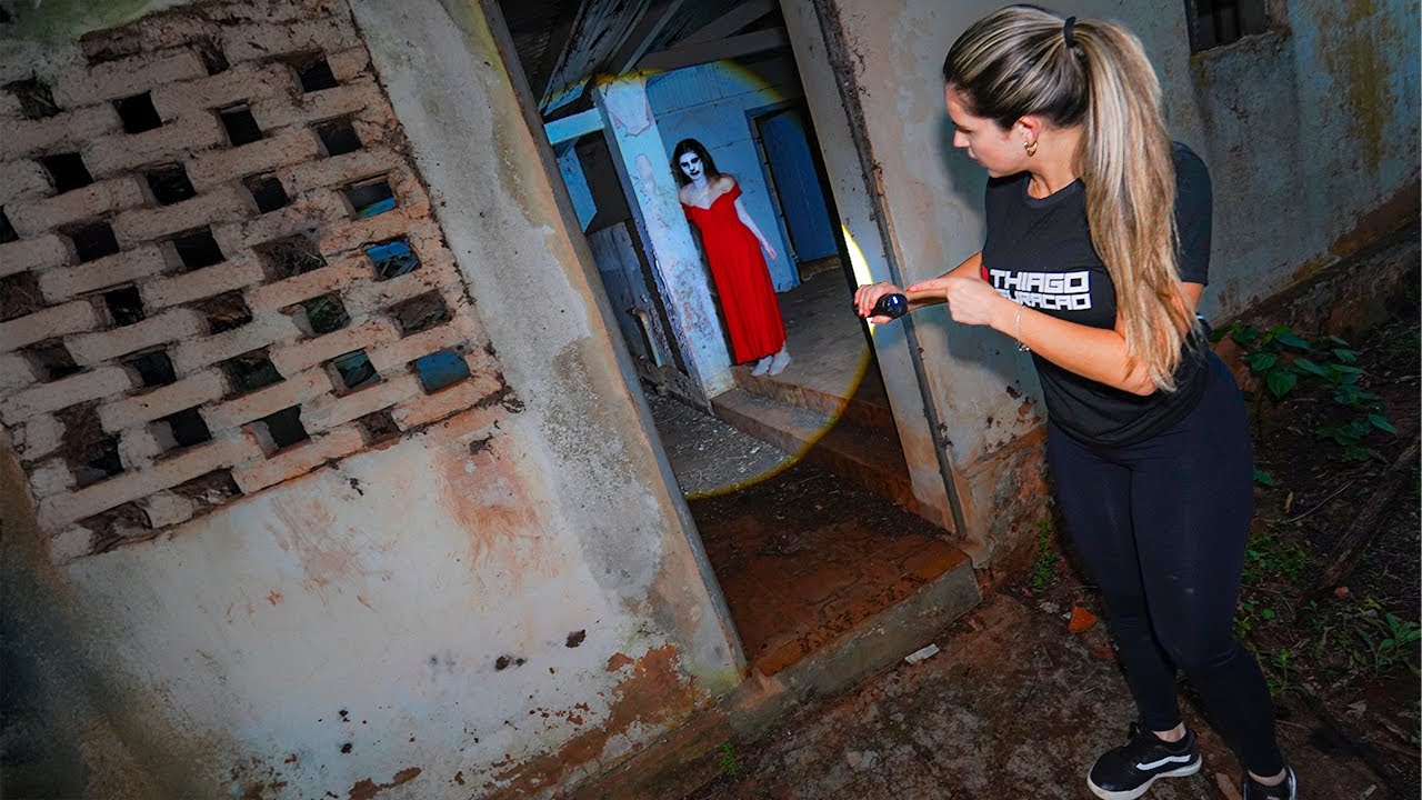 Ninguém Tem Coragem de Entrar Dentro dessa Casa da Menina Assassina...