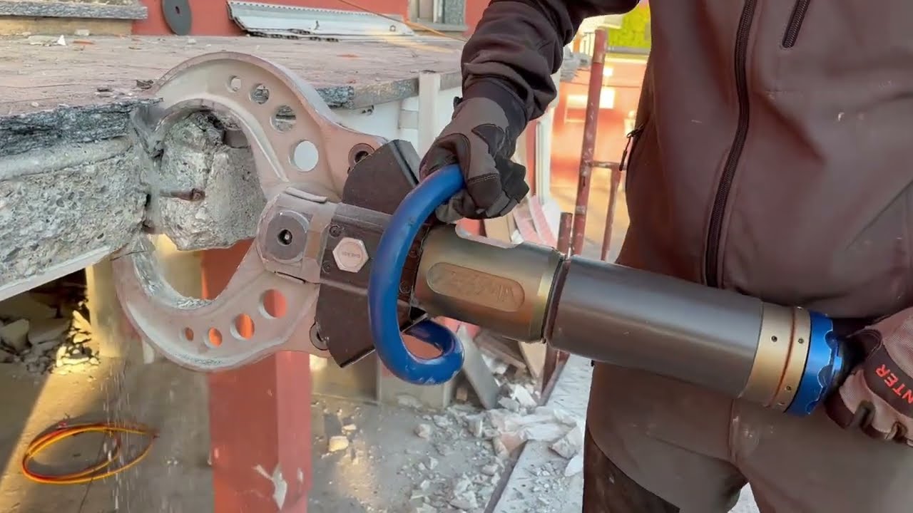 Demolition of concrete balconies with the TEHMA CC300 crusher