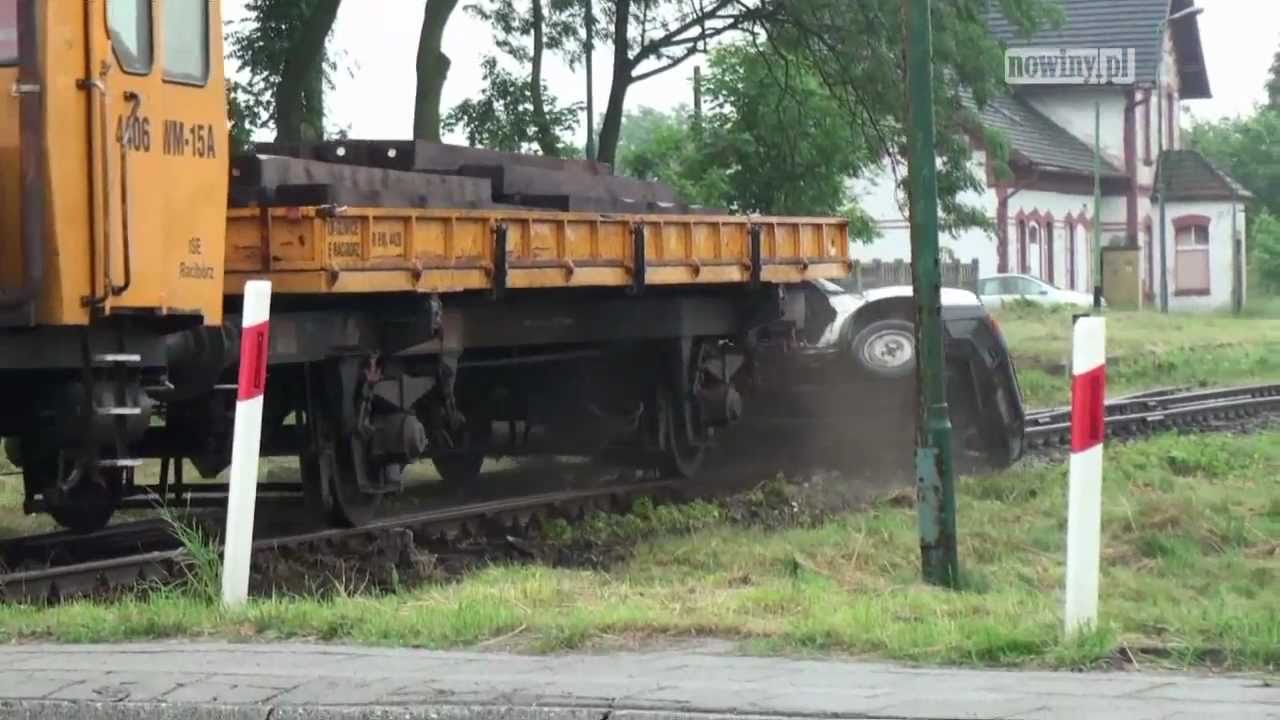 Wypadek na przejeździe kolejowym w Studziennej - drezyna staranowała auto