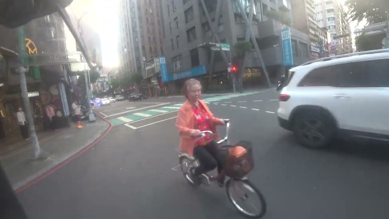 1141124路口交管مساعدة الإسعاف مفتوحة من خلال التقاطع Help ambulance open Through the intersection