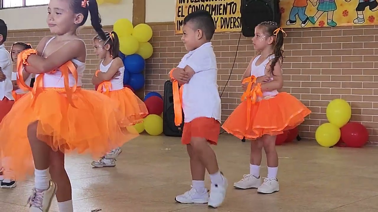 mi baby Jhoel con sus compañeros  de Pre jardín.