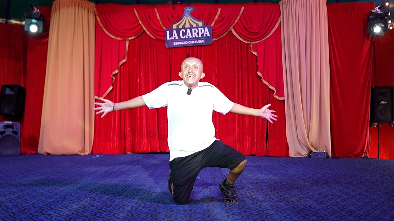 Marcianito haciendo estand comedy en el circo