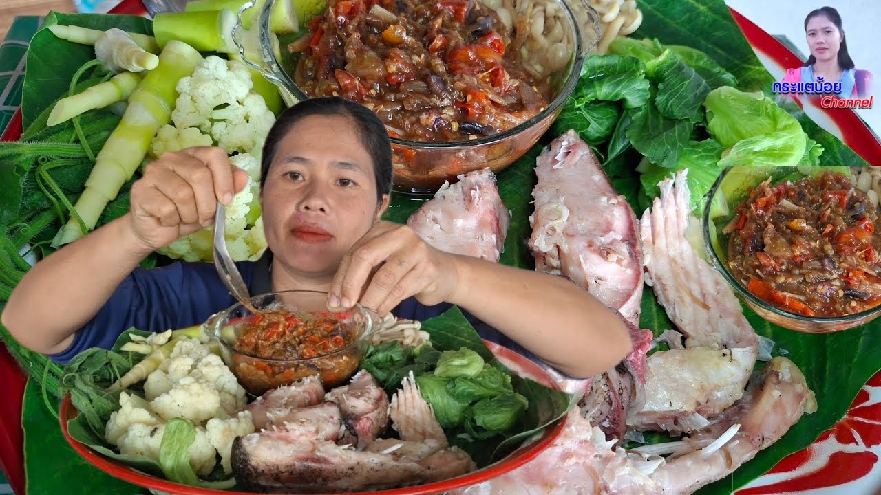 ตำแจ่วพริกสดนึ่งปลาส้มกับลวกผักหลายอย่าง