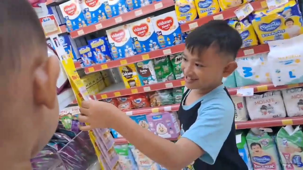 Fadhil dan Farid belanja di mini market || Tidak lupa beli jajan