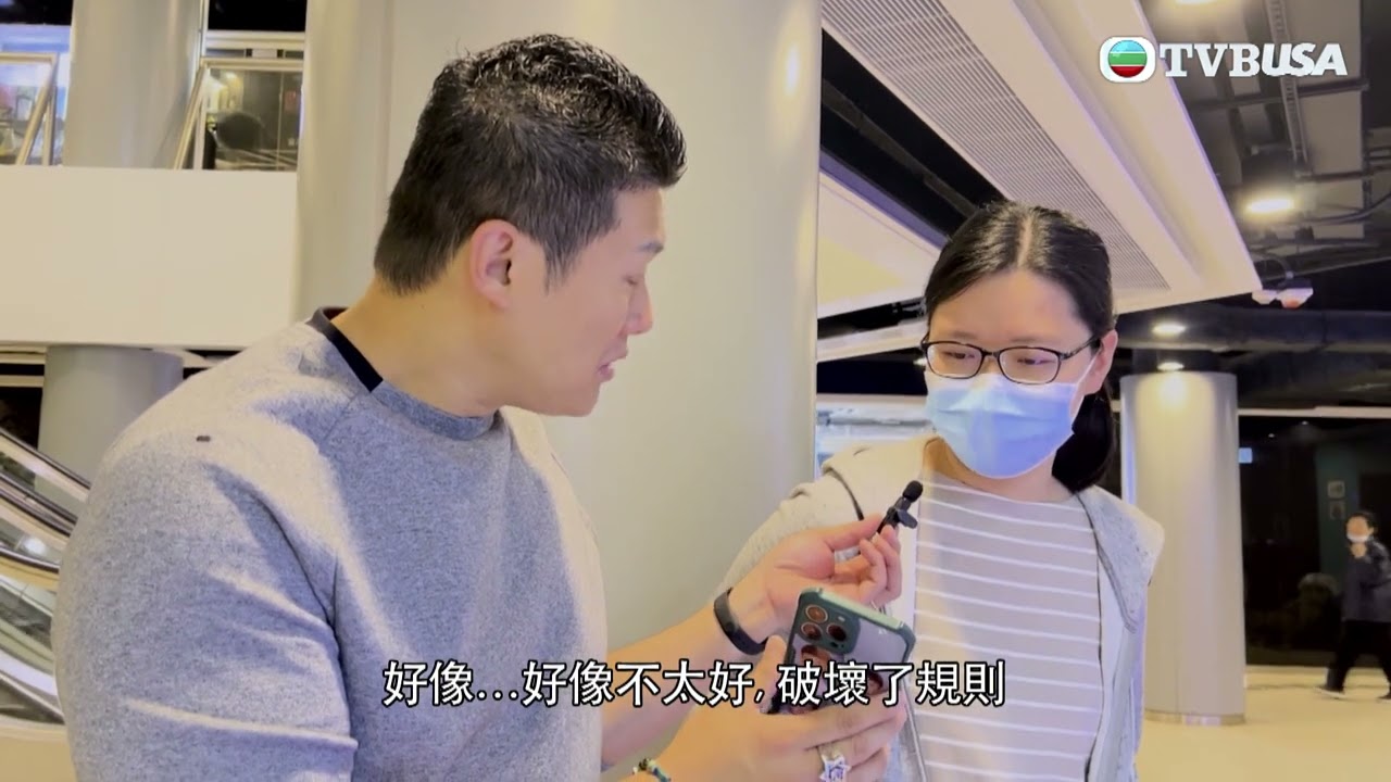 東張西望｜近日有夾公仔機店主於網上控訴，某家長帶同小朋友到店內玩夾公仔機時用力搖晃機台，有市民覺得涉事家長未能以身作則｜TVBUSA｜民生