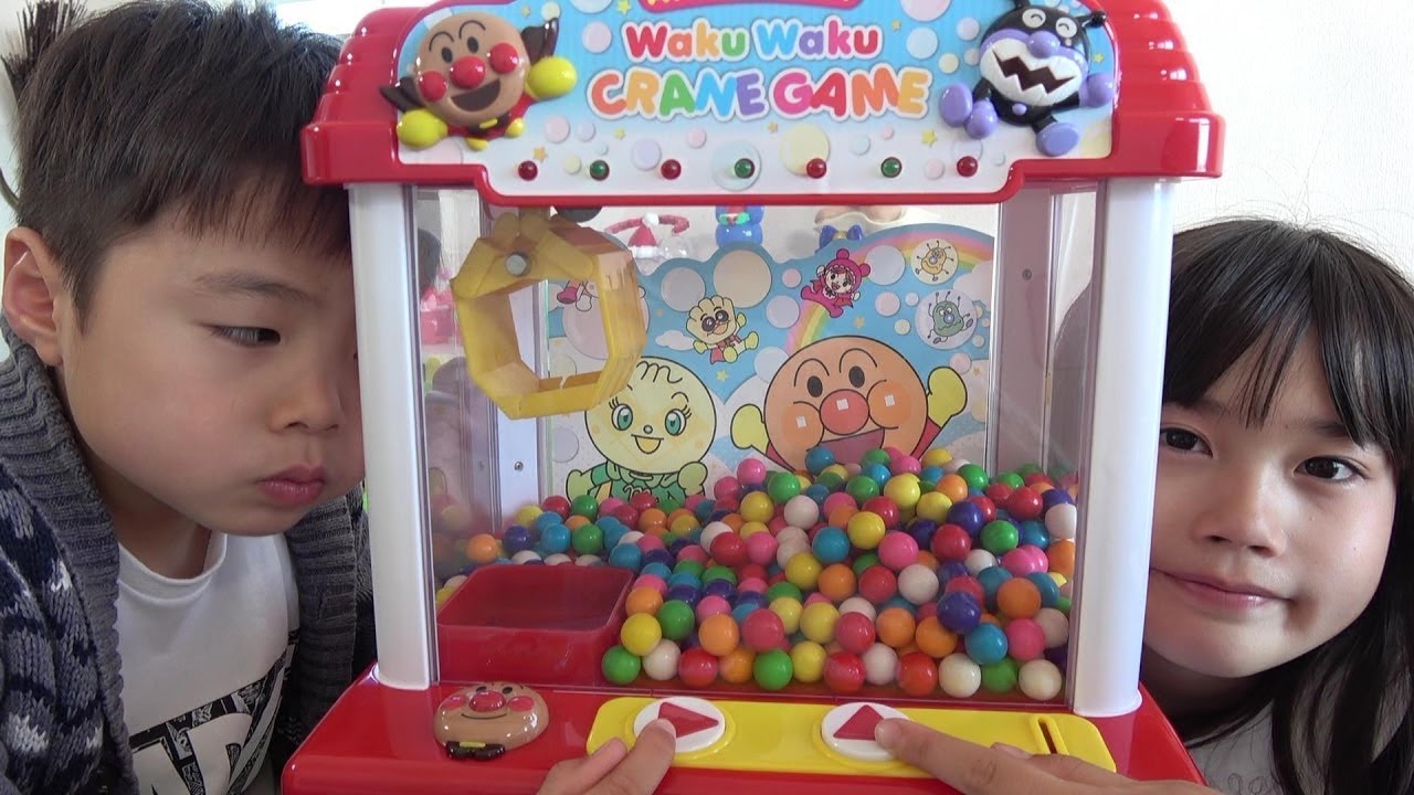 ガムボールをクレーンゲームで何個とれるかな～？