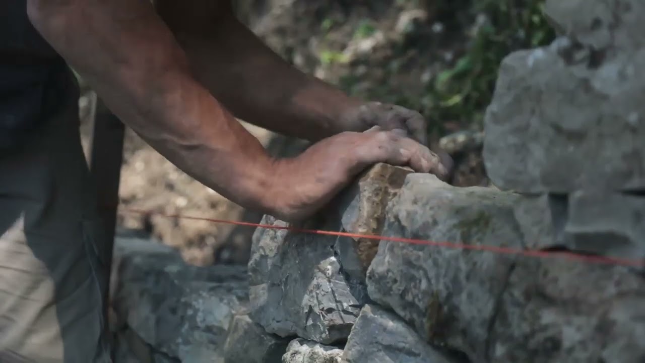 Tommaso Saggiorato ricostruisce i muri a secco di Dordolla