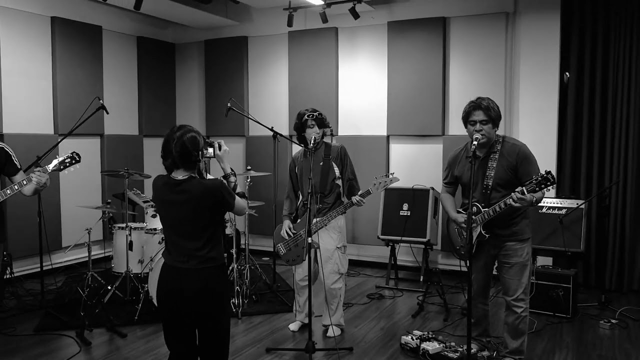 Roll With It (LIVE) - Oasis cover by Oh? Eh-Sis!