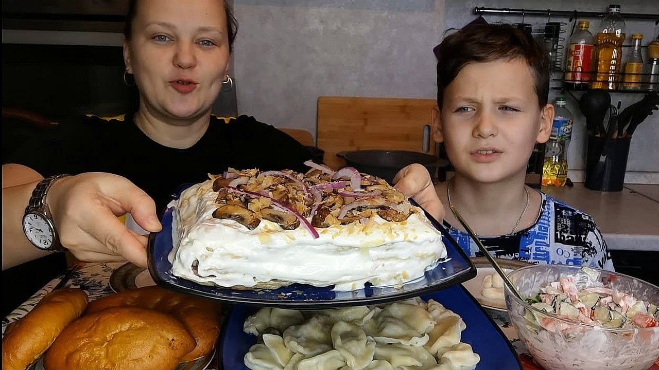 Мукбанг Пельмени, салат, пироги/Ваня против моего общения с мужчинами/Отвечаем на вопросы