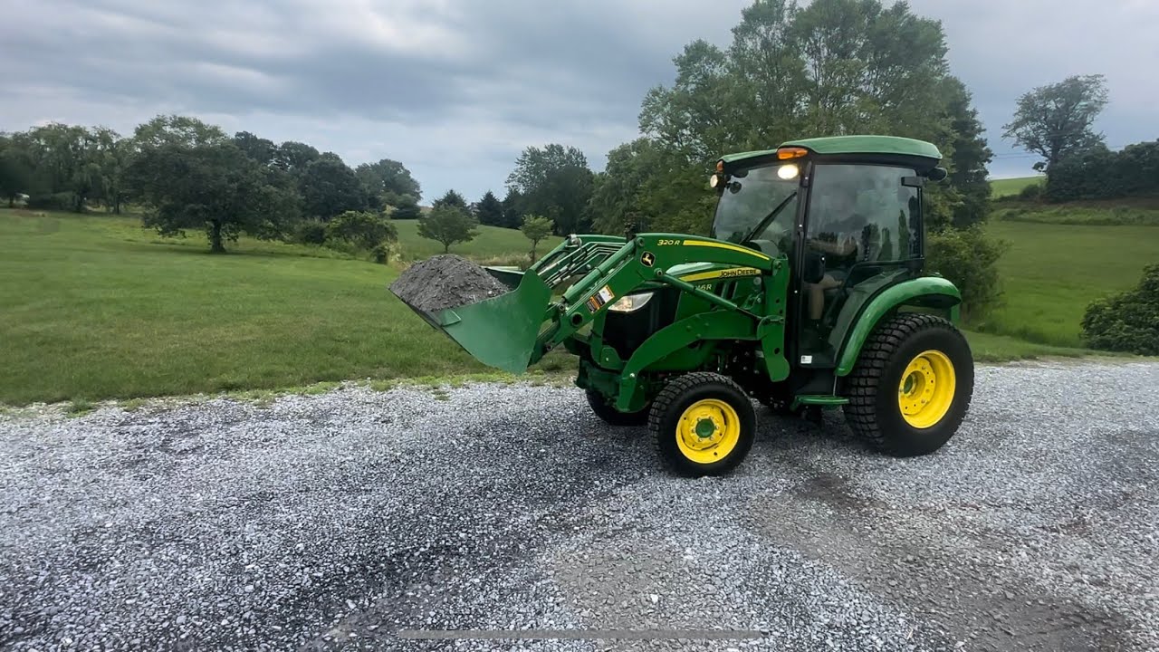 #15 Разбрасываем гравий новым трактором. John Deere 3046R. [4K] Гравийная терапия!