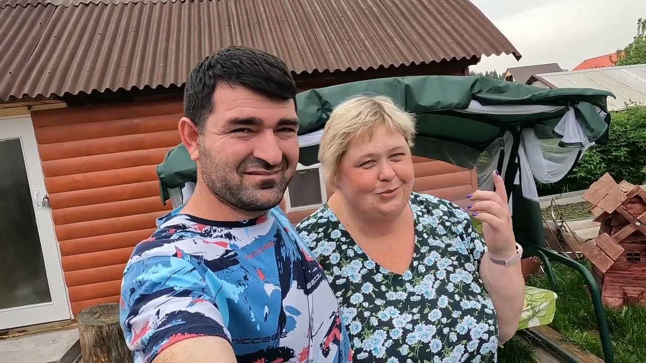 Сегодня у нас гости. Жарим шашлык и накрываем на стол.