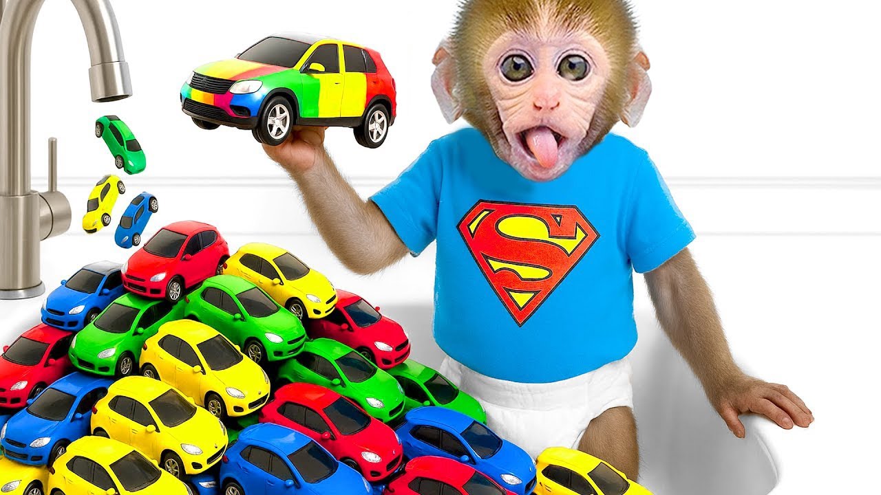Monkey baby Bon Bon playing with colorful cars in the bathtub och l&aring;ter anka g&aring; p&aring; toalett