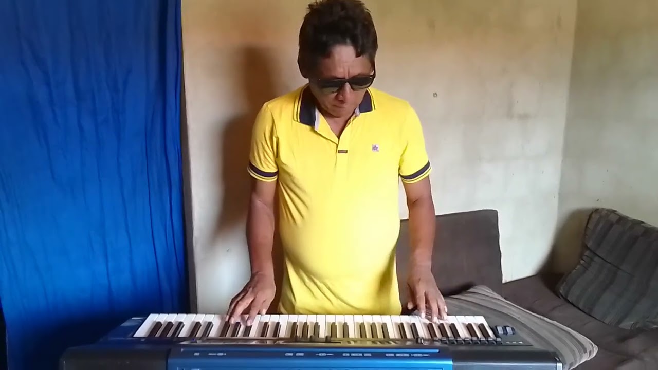 Raimundo da lambada tocando a música 