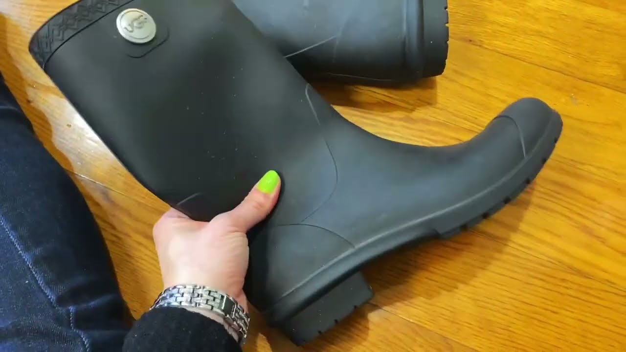 UGG Women's Shelby Matte Rain Boot - Try On