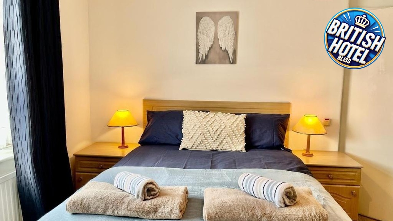 Spacious 3 Bedroom House - Sleeps 5 | Manchester, United Kingdom | Hotel Review 🏩