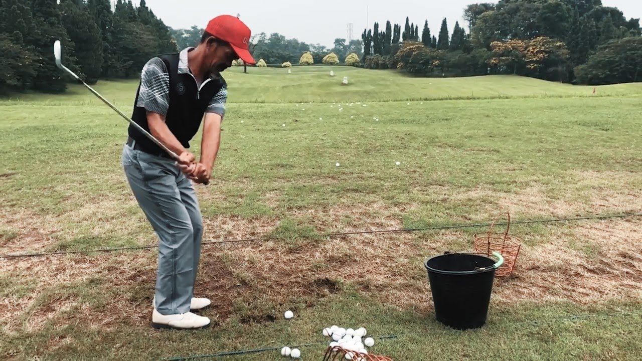 Cara Memukul Bola Golf Jarak Dekat