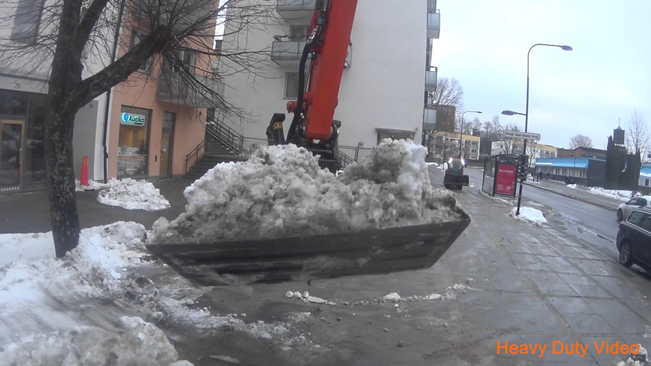 Hitachi 140W-5 loading snow