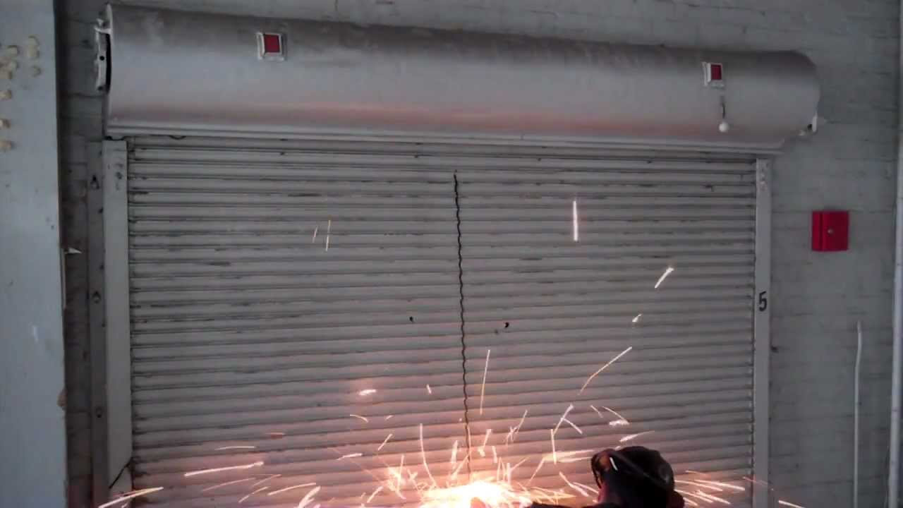 Forcing a rolling steel gate