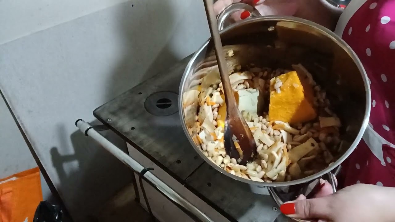 Porotos Con Tragua (cuero de chancho)