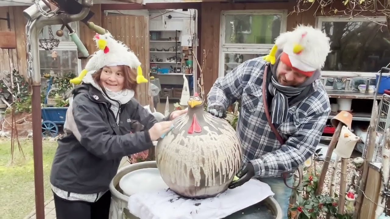 Big Chicken-wahnsinnig großes Huhn steht in Flammen
