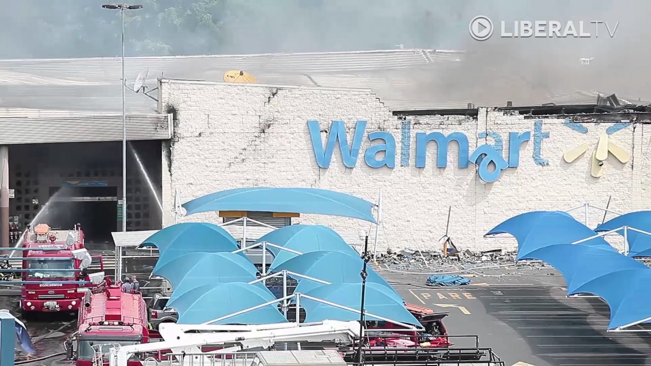 Após incêndio, parte de prédio do Walmart desaba