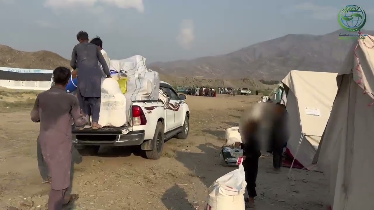 په کمپ کې د غذايي موادو توزېع، 