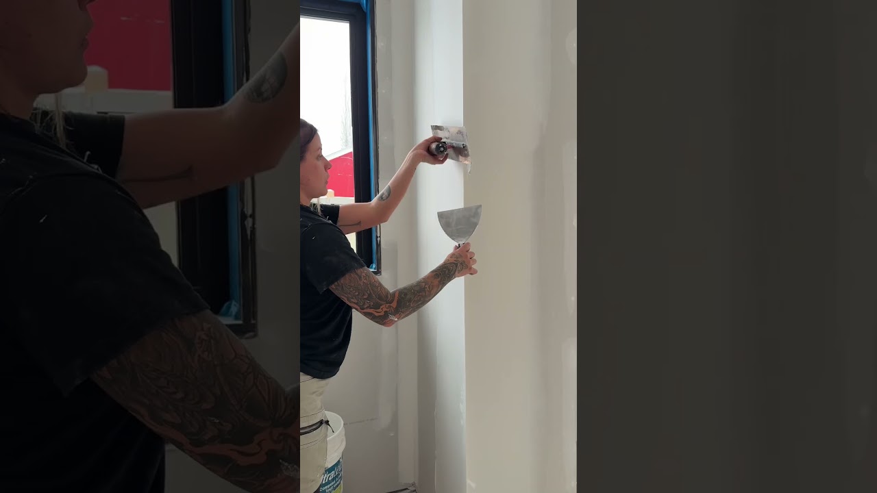 Skim coating a FEP corner 😁 #drywall #taping #construction