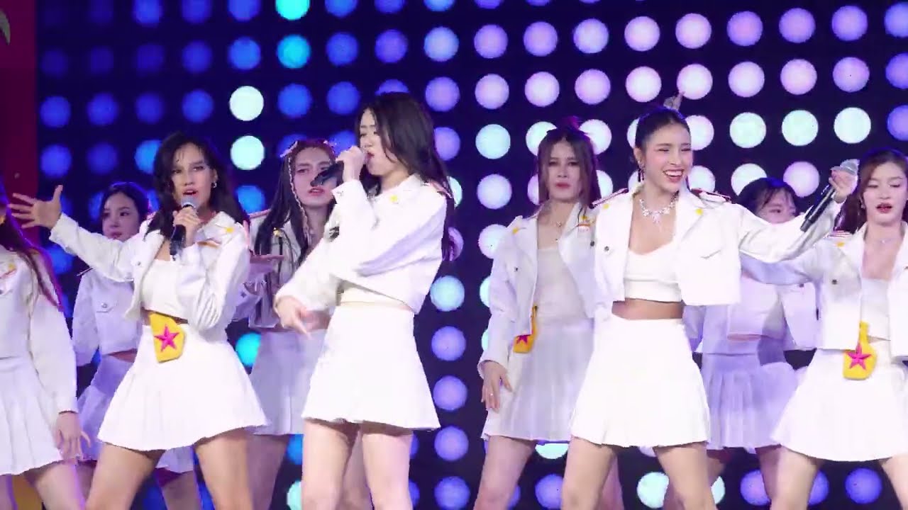 COSMOS  -  รักฉันหมายความว่าเธอ (Curious?) + TIKITAKATA @ Idol Exchange ครั้งที่ 45 MBK CENTER