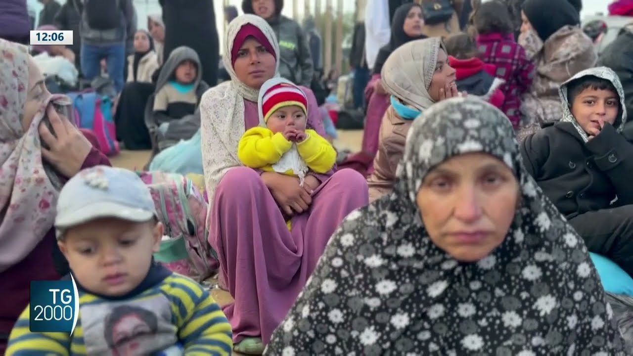Gaza, a piedi verso casa. Hamas consegna lista ostaggi