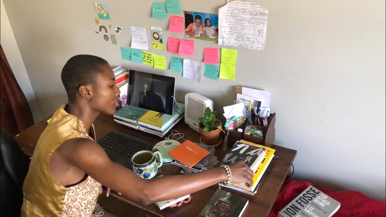A room of one’s own| a tour of my writing desk!