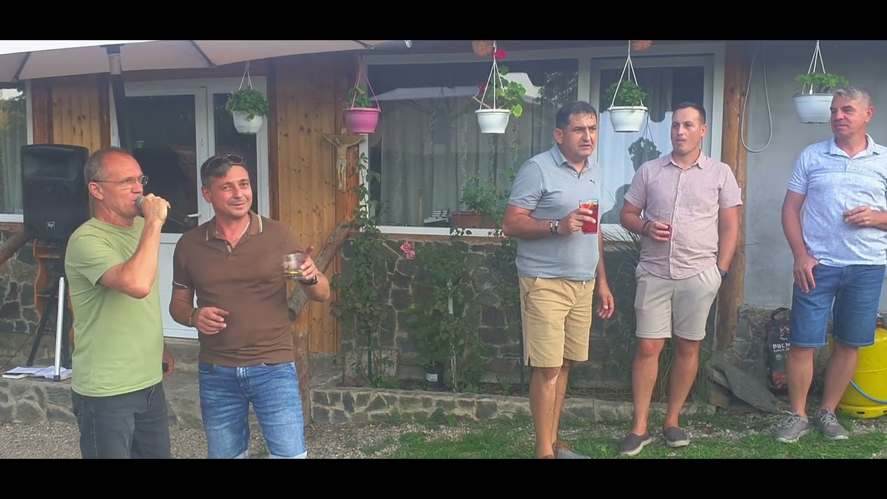 Bebe Dragomir-La colibă cu precinii.