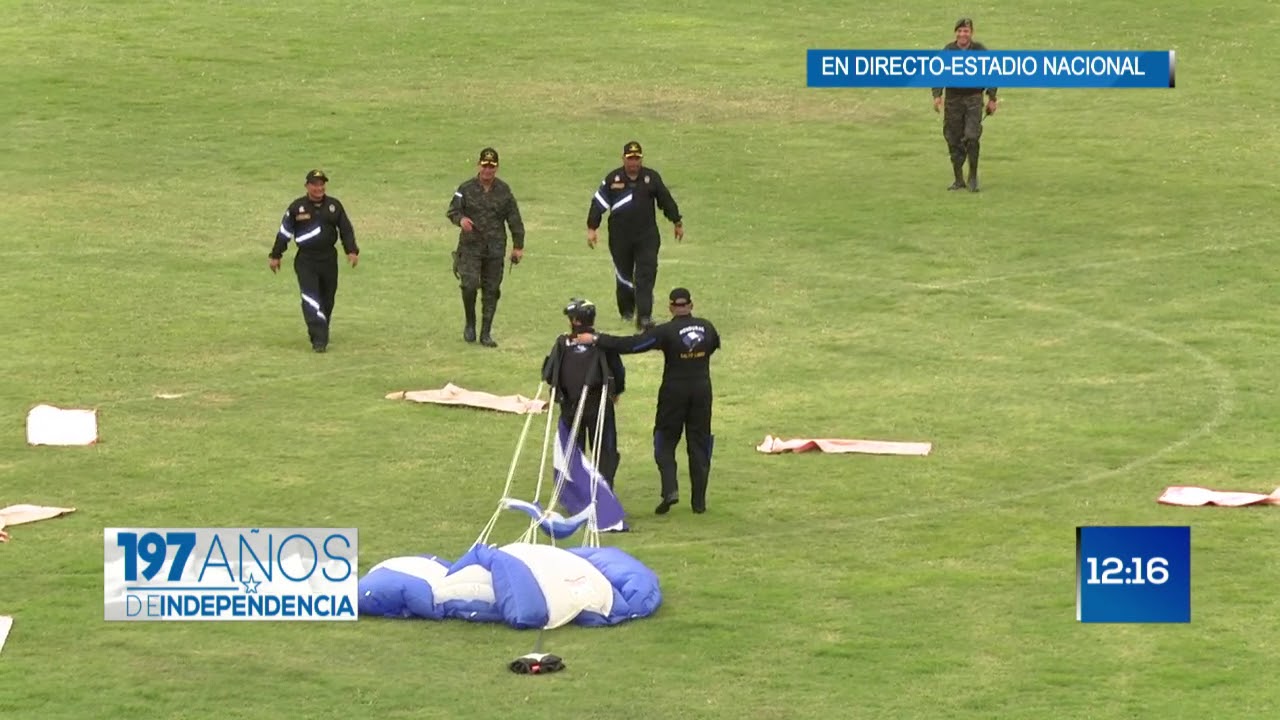 Llegada de paracaidistas al Estadio Nacional