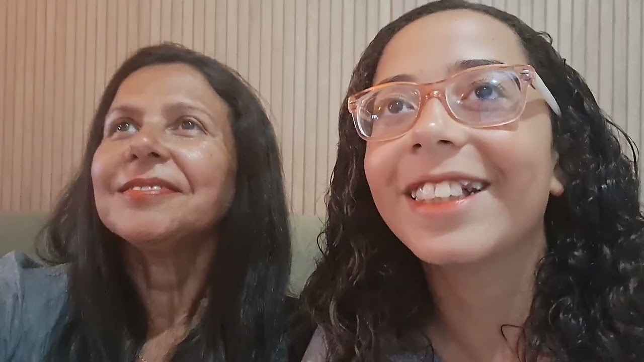 Ana Clara e sua vó louvando santo pra sempre