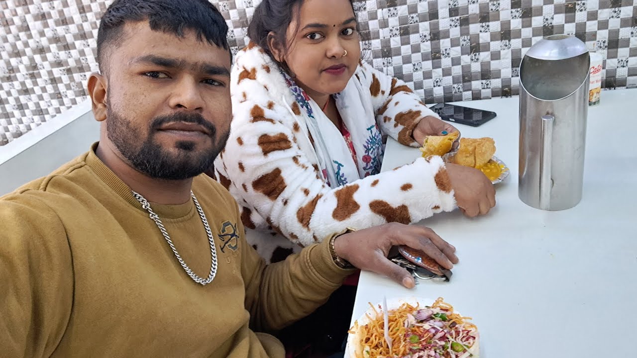 Main aur my wife ji market gaye hain 