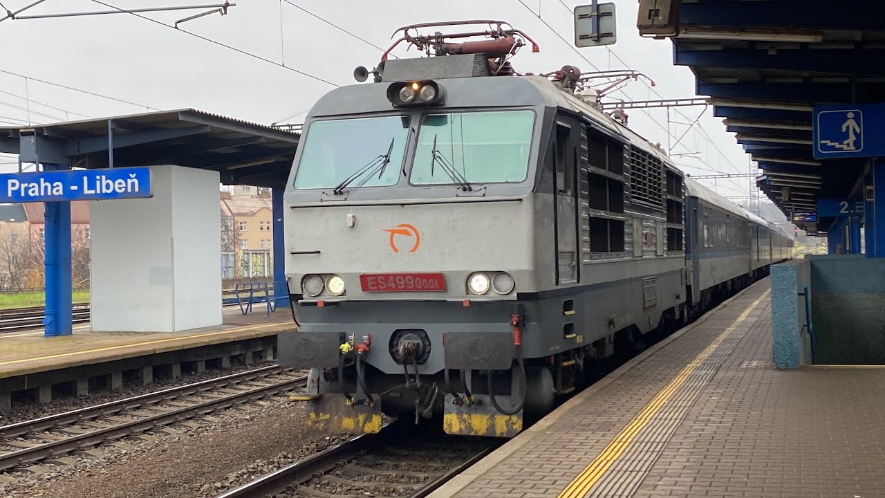 Lokomotiva řady ES499.0001 &ldquo;Aristokratka&rdquo; odj&iacute;žd&iacute; ze stanice Praha-Libeň