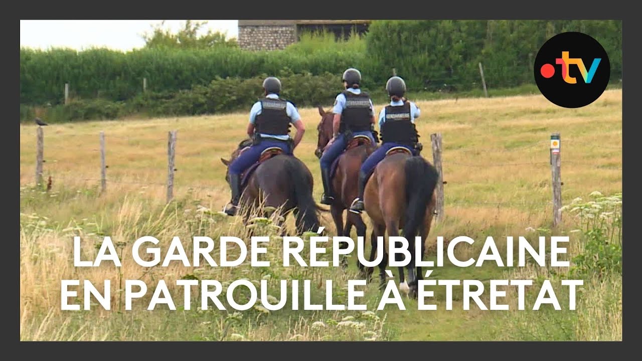 Site naturel d'Étretat : la garde république en patrouille équestre pour la période estivale