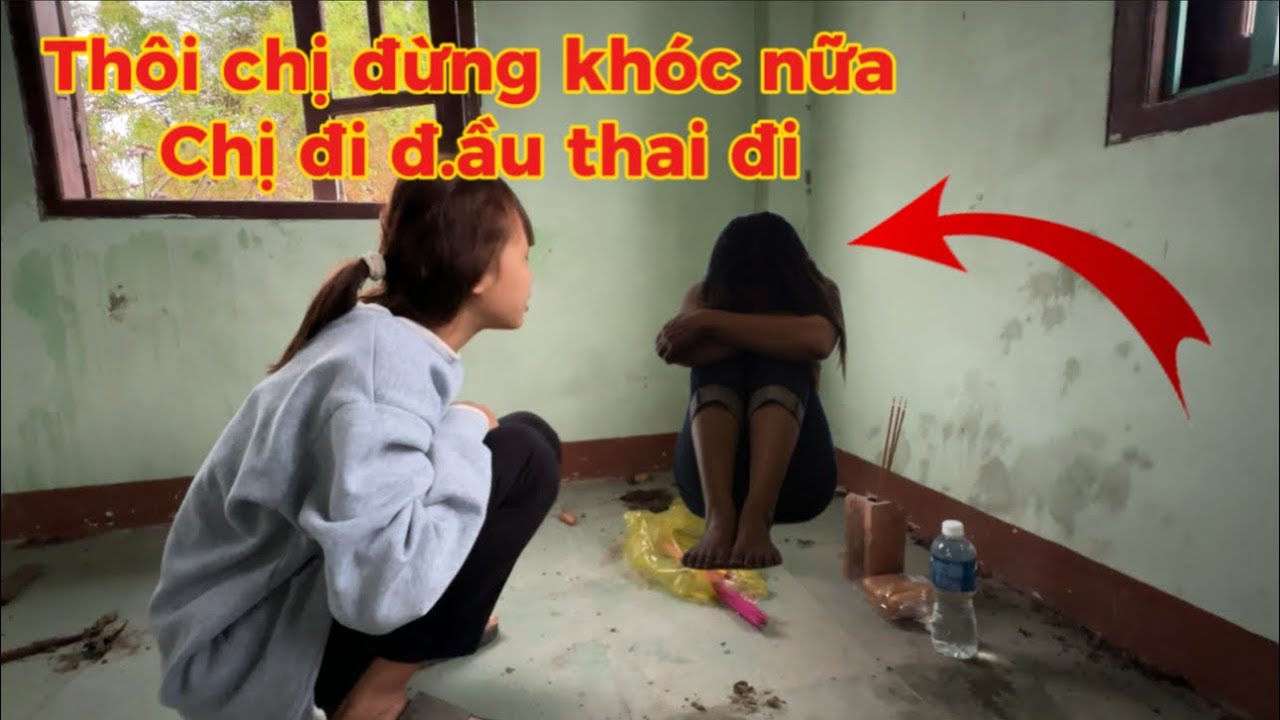 Cận Cảnh Em Gái Xinh Đẹp Nói Chuyện Với “Vong Hồn” Của Cô Gái Bí Ẩn Trong Nhà Hoang